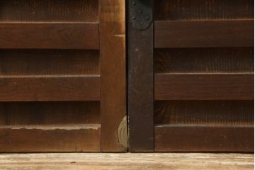 和製アンティーク　金具がレトロな雰囲気を醸し出す枠欅(ケヤキ)材・板杉材の横桟引き戸2枚セット(窓、板戸、建具)(R-060026)
