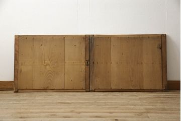 和製アンティーク　金具がレトロな雰囲気を醸し出す枠欅(ケヤキ)材・板杉材の横桟引き戸2枚セット(窓、板戸、建具)(R-060026)