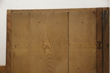 和製アンティーク　金具がレトロな雰囲気を醸し出す枠欅(ケヤキ)材・板杉材の横桟引き戸2枚セット(窓、板戸、建具)(R-060026)