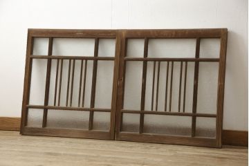 和製アンティーク　木枠のデザインが昭和な雰囲気を醸し出すガラス窓2枚セット(ガラス戸、引き戸、建具)(R-060027)