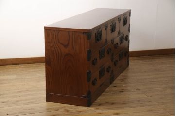 中古　美品　伝統民芸家具　岩谷堂箪笥　存在感のある金具が目を惹くサイドボード(サイドチェスト、引き出し、タンス、衣装箪笥、収納箪笥、ローボード、リビングボード、サイドチェスト)(R-060030)