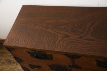 中古　美品　伝統民芸家具　岩谷堂箪笥　存在感のある金具が目を惹くサイドボード(サイドチェスト、引き出し、タンス、衣装箪笥、収納箪笥、ローボード、リビングボード、サイドチェスト)(R-060030)