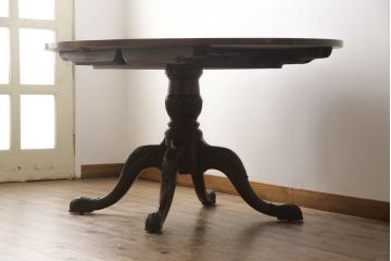 中古　美品　イギリス高級家具　MAITLAND SMITH(メートランドスミス)　天板の杢目と脚先まで凝ったつくりが目を引くダイニングテーブル(エクステンションテーブル、ラウンドテーブル、4人掛け、6人掛け)(定価約100万円)(R-060034)