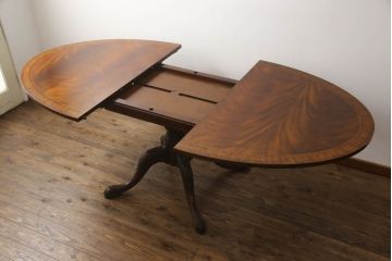 中古　美品　イギリス高級家具　MAITLAND SMITH(メートランドスミス)　天板の杢目と脚先まで凝ったつくりが目を引くダイニングテーブル(エクステンションテーブル、ラウンドテーブル、4人掛け、6人掛け)(定価約100万円)(R-060034)