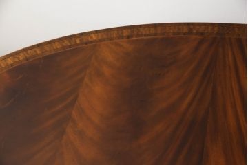中古　美品　イギリス高級家具　MAITLAND SMITH(メートランドスミス)　天板の杢目と脚先まで凝ったつくりが目を引くダイニングテーブル(エクステンションテーブル、ラウンドテーブル、4人掛け、6人掛け)(定価約100万円)(R-060034)