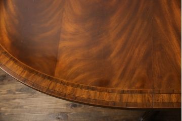 中古　美品　イギリス高級家具　MAITLAND SMITH(メートランドスミス)　天板の杢目と脚先まで凝ったつくりが目を引くダイニングテーブル(エクステンションテーブル、ラウンドテーブル、4人掛け、6人掛け)(定価約100万円)(R-060034)