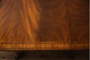 中古　美品　イギリス高級家具　MAITLAND SMITH(メートランドスミス)　天板の杢目と脚先まで凝ったつくりが目を引くダイニングテーブル(エクステンションテーブル、ラウンドテーブル、4人掛け、6人掛け)(定価約100万円)(R-060034)