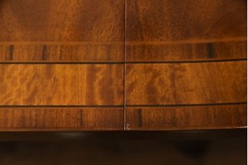中古　美品　イギリス高級家具　MAITLAND SMITH(メートランドスミス)　天板の杢目と脚先まで凝ったつくりが目を引くダイニングテーブル(エクステンションテーブル、ラウンドテーブル、4人掛け、6人掛け)(定価約100万円)(R-060034)