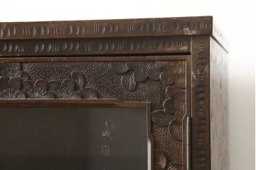 中古　美品　伝統工芸　軽井沢彫り　和モダンな雰囲気漂う本箱(収納棚、戸棚、ブックケース、書棚、飾り棚、キャビネット)(R-060035)