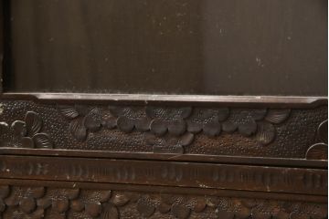 中古　美品　伝統工芸　軽井沢彫り　和モダンな雰囲気漂う本箱(収納棚、戸棚、ブックケース、書棚、飾り棚、キャビネット)(R-060035)