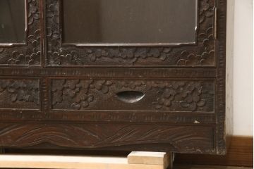 中古　美品　伝統工芸　軽井沢彫り　和モダンな雰囲気漂う本箱(収納棚、戸棚、ブックケース、書棚、飾り棚、キャビネット)(R-060035)