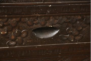 中古　美品　伝統工芸　軽井沢彫り　和モダンな雰囲気漂う本箱(収納棚、戸棚、ブックケース、書棚、飾り棚、キャビネット)(R-060035)