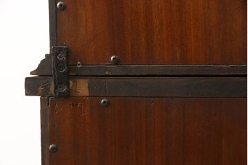 中古　希少!!　MAITLAND SMITH(メートランドスミス)　緻密なデザインが目を惹く2段重ねキャビネット(収納棚、戸棚、食器棚、カップボード)(定価約250万円)(R-060037)