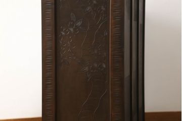 中古　美品　軽井沢彫り　桜の意匠が見事な職人技が光る収納棚(サイドキャビネット、サイドボード、茶箪笥、飾り棚)(R-060049)
