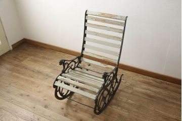 イギリスアンティーク　ペイント仕上げ　鋳物　ディスプレイとしてもおすすめのアイアンロッキングチェア(揺り椅子、イス、アームチェア)(R-060050)
