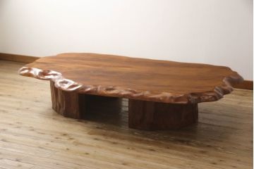 中古　美品　民芸家具　屋久杉一枚板の天板が贅沢な座卓(センターテーブル、ローテーブル、リビングテーブル)(定価約280万円)(R-060051)