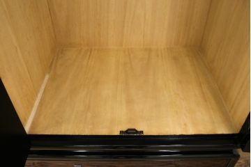 中古　美品　香川漆器　蒟醤(きんま)塗り　美しい艶が魅力!格調高い空間演出に活躍するワードローブ(衣装箪笥、和タンス、キャビネット)(定価推定約140万円)(R-060053)