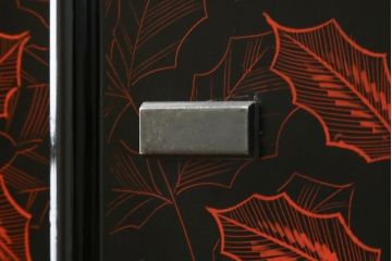 中古　美品　香川漆器　蒟醤(きんま)塗り　美しい艶が魅力!格調高い空間演出に活躍するワードローブ(衣装箪笥、和タンス、キャビネット)(定価推定約140万円)(R-060053)
