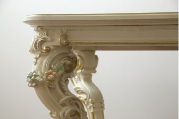 中古　イタリア高級家具　SILIK(シリック)　ロココ調　細部まで凝った装飾が目を引くダイニングテーブル(4人掛け、6人掛け)(R-060054)