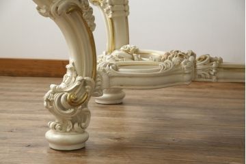 中古　イタリア高級家具　SILIK(シリック)　ロココ調　細部まで凝った装飾が目を引くダイニングテーブル(4人掛け、6人掛け)(R-060054)