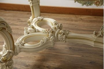 中古　イタリア高級家具　SILIK(シリック)　ロココ調　細部まで凝った装飾が目を引くダイニングテーブル(4人掛け、6人掛け)(R-060054)