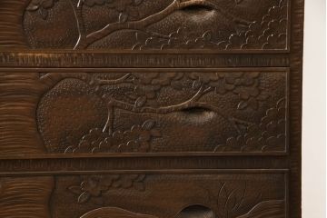 中古　美品　伝統工芸　軽井沢彫り　満開の桜の彫刻が見事な衣装盆付きの重ね箪笥(和タンス、着物箪笥、衣装たんす、引き出し、チェスト)(R-060068)