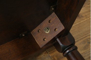 中古　北海道民芸家具　細身の脚が上品な印象を高めるダイニングテーブル　(R-060093)