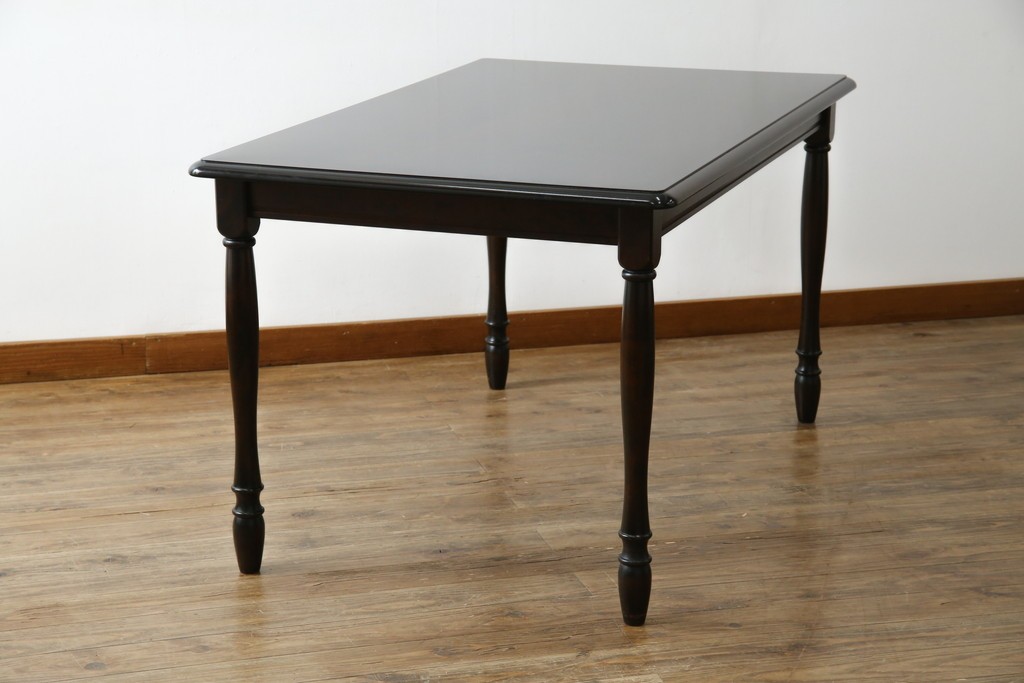 中古　北海道民芸家具　細身の脚が上品な印象を高めるダイニングテーブル　(R-060093)