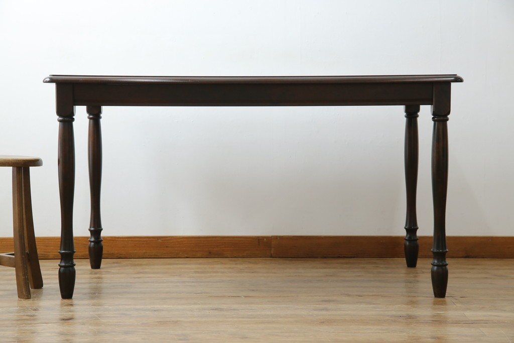 中古　北海道民芸家具　細身の脚が上品な印象を高めるダイニングテーブル　(R-060093)