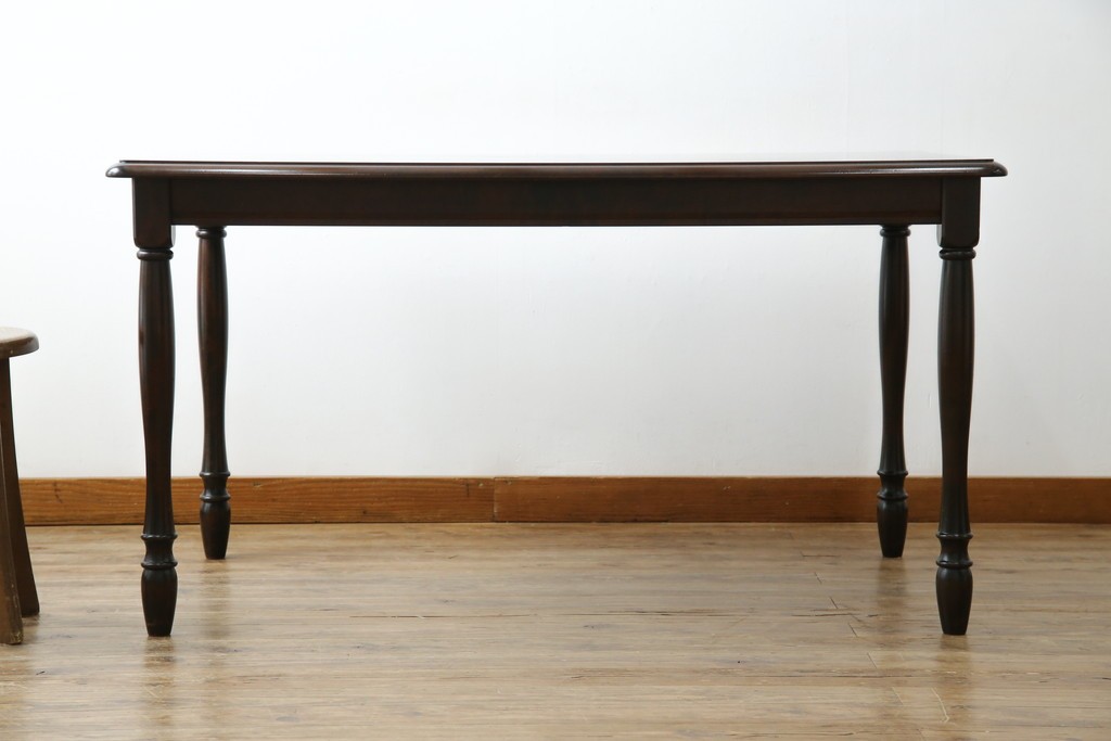 中古　北海道民芸家具　細身の脚が上品な印象を高めるダイニングテーブル　(R-060093)