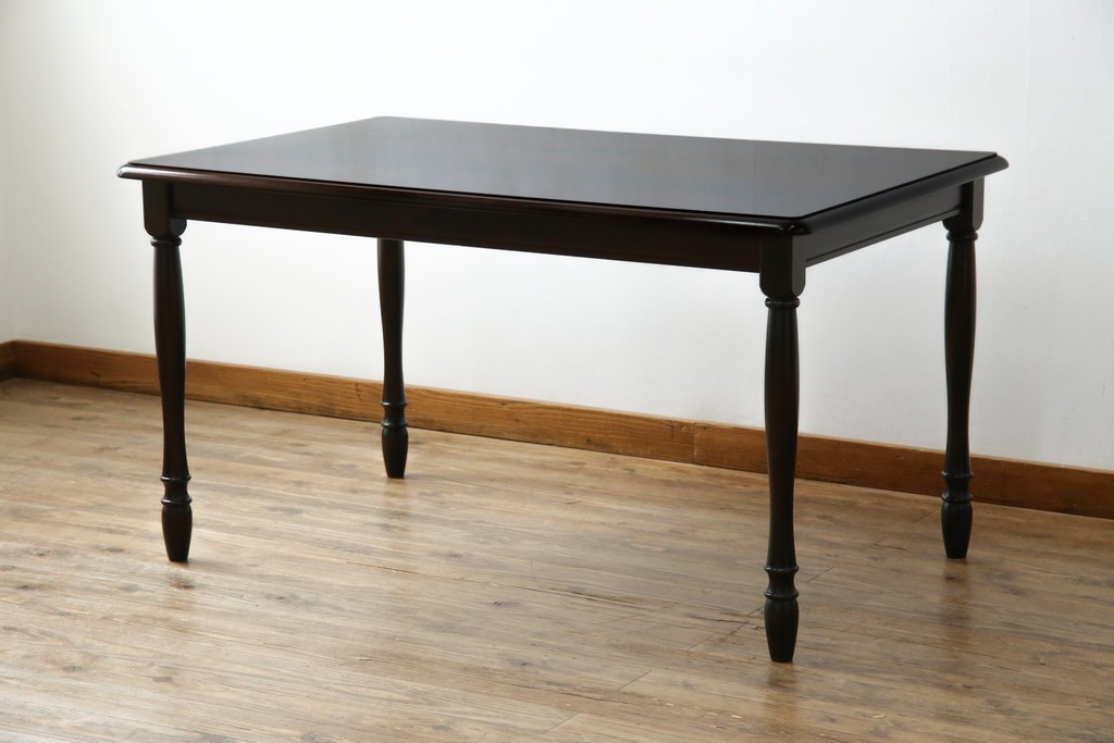 中古　北海道民芸家具　細身の脚が上品な印象を高めるダイニングテーブル　(R-060093)