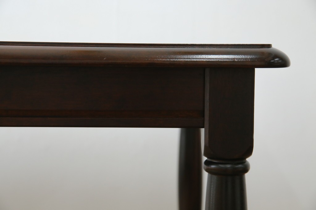 中古　北海道民芸家具　細身の脚が上品な印象を高めるダイニングテーブル　(R-060093)