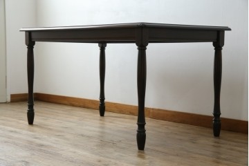 中古　北海道民芸家具　細身の脚が上品な印象を高めるダイニングテーブル　(R-060093)