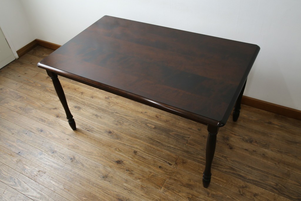 中古　北海道民芸家具　細身の脚が上品な印象を高めるダイニングテーブル　(R-060093)