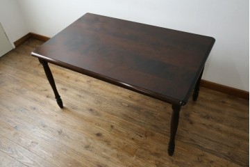 中古　北海道民芸家具　細身の脚が上品な印象を高めるダイニングテーブル　(R-060093)