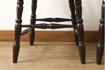 中古　北海道民芸家具　クラシカルな雰囲気を醸し出すダイニングチェア2脚セット(椅子、板座チェア)(R-060099)