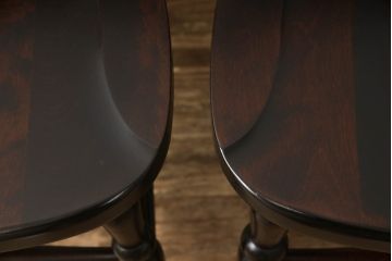 中古　北海道民芸家具　クラシカルな雰囲気を醸し出すダイニングチェア2脚セット(椅子、板座チェア)(R-060100)