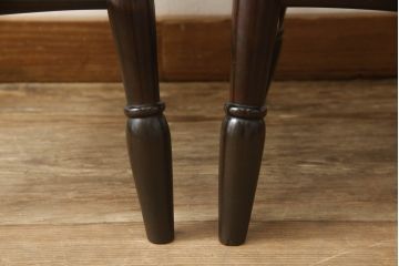 中古　北海道民芸家具　クラシカルな雰囲気を醸し出すダイニングチェア2脚セット(椅子、板座チェア)(R-060100)