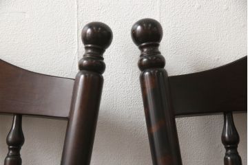 中古　北海道民芸家具　クラシカルな雰囲気を醸し出すダイニングチェア2脚セット(椅子、板座チェア)(R-060102)