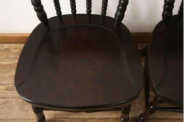 中古　北海道民芸家具　クラシカルな雰囲気を醸し出すダイニングチェア2脚セット(椅子、板座チェア)(R-060102)