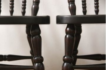 中古　北海道民芸家具　クラシカルな雰囲気を醸し出すダイニングチェア2脚セット(椅子、板座チェア)(R-060102)