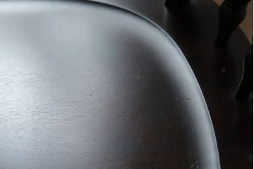 中古　北海道民芸家具　クラシカルな雰囲気を醸し出すダイニングチェア2脚セット(椅子、板座チェア)(R-060103)