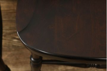 中古　北海道民芸家具　クラシカルな雰囲気を醸し出すダイニングチェア2脚セット(椅子、板座チェア)(R-060104)