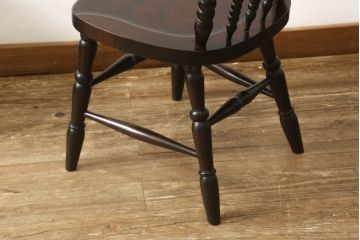 中古　北海道民芸家具　クラシカルな雰囲気を醸し出すダイニングチェア2脚セット(椅子、板座チェア)(R-060104)