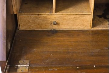 イギリスアンティーク　ウォールナット　クラシカルな佇まいが美しいビューローブックケース(キャビネット、収納棚、戸棚、本箱、ワークデスク、ライティングビューロー、在宅ワーク、在宅用)(R-060106)