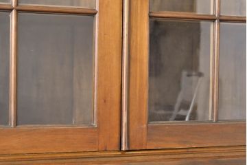 イギリスアンティーク　ウォールナット　クラシカルな佇まいが美しいビューローブックケース(キャビネット、収納棚、戸棚、本箱、ワークデスク、ライティングビューロー、在宅ワーク、在宅用)(R-060106)