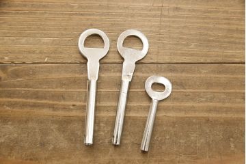 中古　取っ手繊細な意匠が目を引く加茂総桐箪笥(並厚、総桐たんす、引き出し、着物箪笥、和タンス)(R-060114)