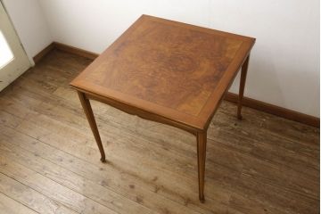 中古　美品　イタリア　ブランド家具　メデア(Medea)　華奢な脚先までのデザインがエレガントな雰囲気を醸し出すエクステンションダイニングテーブル(伸長式、2人掛け、4人掛け)(定価約80万円)(R-060116)