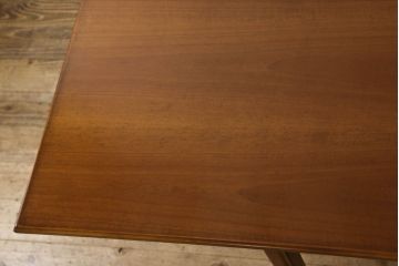 中古　美品　イタリア　ブランド家具　メデア(Medea)　華奢な脚先までのデザインがエレガントな雰囲気を醸し出すエクステンションダイニングテーブル(伸長式、2人掛け、4人掛け)(定価約80万円)(R-060116)