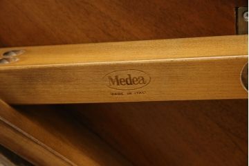 中古　美品　イタリア　ブランド家具　メデア(Medea)　華奢な脚先までのデザインがエレガントな雰囲気を醸し出すエクステンションダイニングテーブル(伸長式、2人掛け、4人掛け)(定価約80万円)(R-060116)